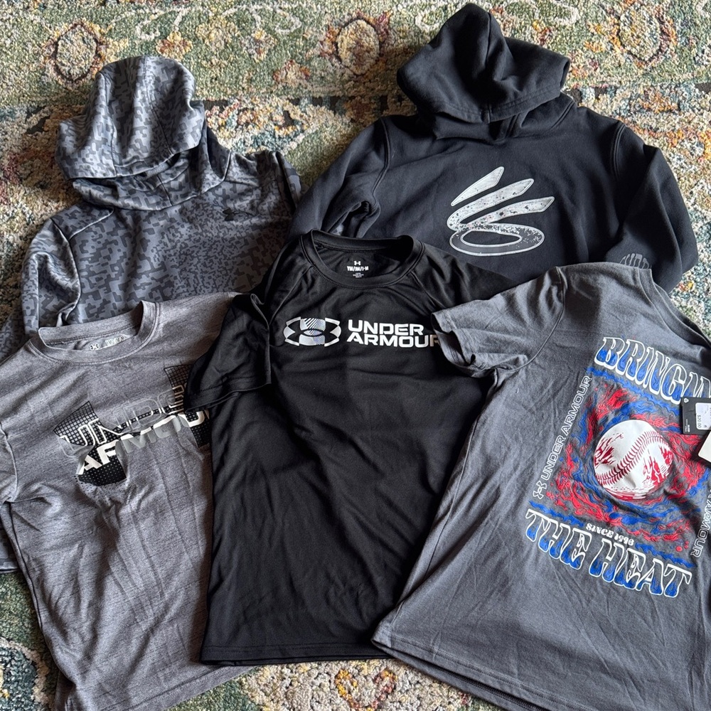 UNDER ARMOUR BOYS BUNDLE OF 3 T-SHIRTS & 2 HOODIES IN SZ MED, EXCELLENT PREOWNED